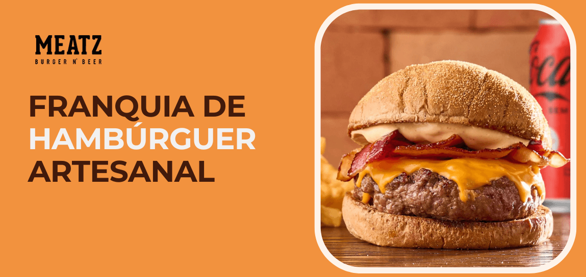 Hambúrguer artesanal ao lado do texto “Franquia de Hambúrguer Artesanal” da marca Meatz Burger n’ Beer em fundo laranja.