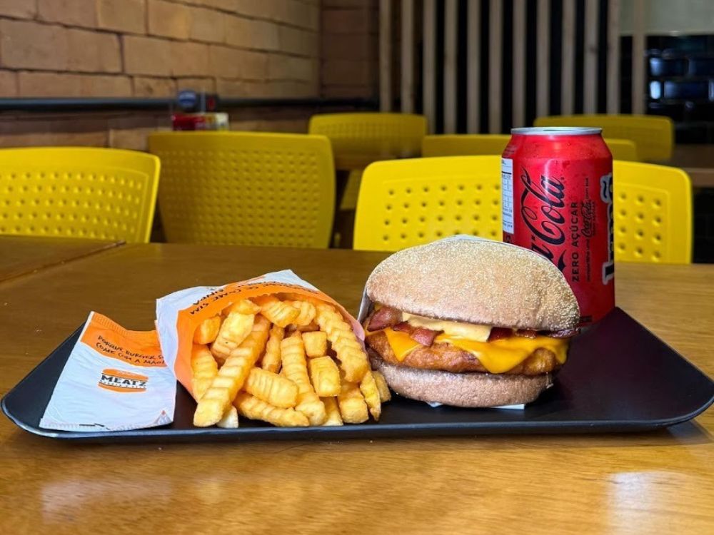 Combo com hambúrguer artesanal, batatas crocantes e refrigerante, perfeito para comemorar o Dia Nacional do Hambúrguer.