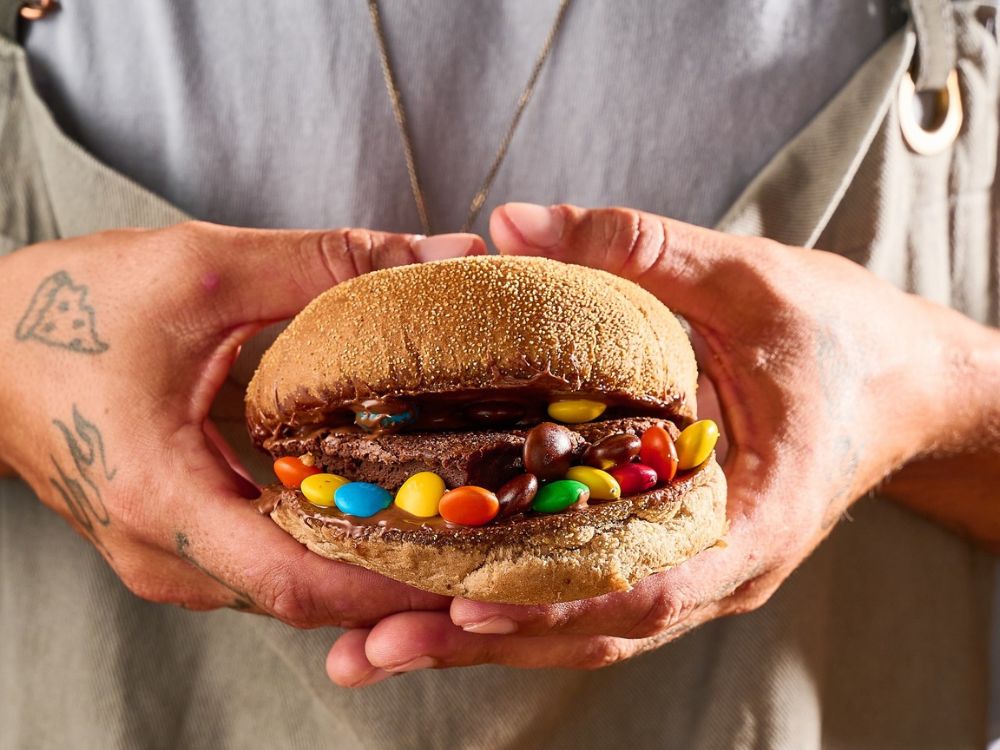 Hambúrguer artesanal criativo com ingredientes diferenciados, referência visual para artigo sobre do que é feito hambúrguer.