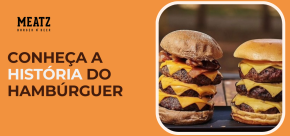 Hambúrgueres triplos com queijo e bacon ao lado do texto “Conheça a história do hambúrguer” da marca Meatz Burger n’ Beer em fundo laranja.