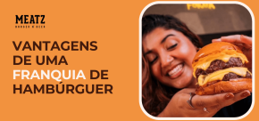 Mulher sorrindo enquanto segura um hambúrguer artesanal duplo com queijo ao lado do texto “Vantagens de uma franquia de hambúrguer” da marca Meatz Burger n’ Beer em fundo laranja.